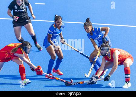 AMSTERDAM - Jiaqi Li (CHN) et Monika (IND) pendant le match entre l'Inde et la Chine aux championnats du monde de hockey au stade Wagener, sur 5 juillet 2022 à Amsterdam. ANP WILLEM VERNES Banque D'Images