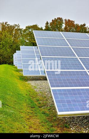 Centrale solaire. Une source d'énergie renouvelable produisant de l'énergie solaire propre et durable à partir du soleil. Panneaux photovoltaïques générant une énergie alternative Banque D'Images