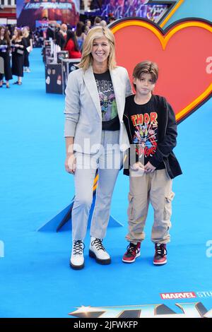 Kate Garraway et son fils Bill arrivent pour la première de Thor: Love and Thunder à XXXX à Leicester Square, Londres. Date de la photo: Mardi 5 juillet 2022. Banque D'Images