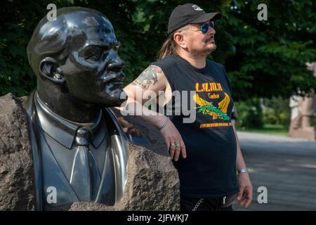 Moscou, Russie. 26th juin 2022. Buste de Vladimir Lénine en pierre noire par le sculpteur Merkulov au Parc du monument déchu du Parc des Arts de Muzeon à Moscou, Russie Banque D'Images