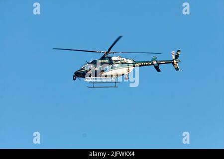 hélicoptère sheriff, police; avion à voilure tournante, vol, mouvement, Surveillance, transport, ciel bleu, comté de Sarasota; Floride; Venise, Floride Banque D'Images