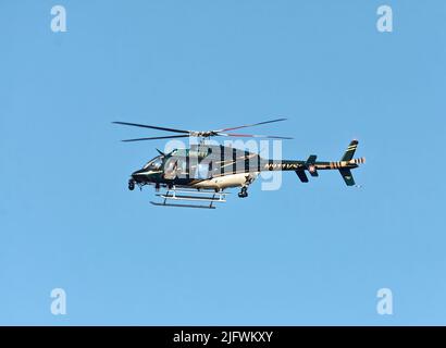 hélicoptère sheriff, police; avion à voilure tournante, vol, mouvement, Surveillance, transport, ciel bleu, comté de Sarasota; Floride; Venise, Floride Banque D'Images