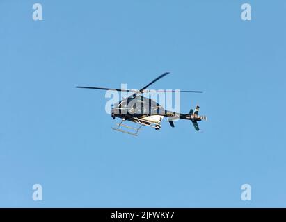 hélicoptère sheriff, police; avion à voilure tournante, vol, mouvement, Surveillance, transport, ciel bleu, comté de Sarasota; Floride; Venise, Floride Banque D'Images