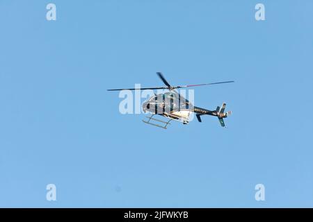 hélicoptère sheriff, police; avion à voilure tournante, vol, mouvement, Surveillance, transport, ciel bleu, comté de Sarasota; Floride; Venise, Floride Banque D'Images