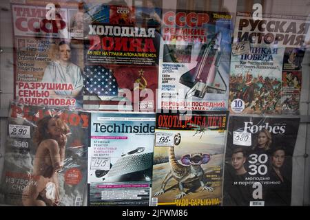 Moscou, Russie. 26th juin 2022. Magazines russes dans un kiosque à journaux situé dans une rue centrale de Moscou, Russie Banque D'Images