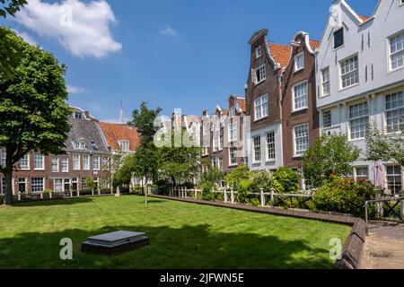 Amsterdam, pays-Bas - 23 juin 2022 : le Begijnhof est l'une des plus anciennes hofjes (cour) d'Amsterdam Banque D'Images