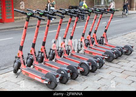 Scooters électriques emballés dans une rangée sur un trottoir à Cambridge, Royaume-Uni. Photo prise le 29th juin 2022. © Belinda Jiao jiao.bilin@gmail.com 07598931257 h. Banque D'Images