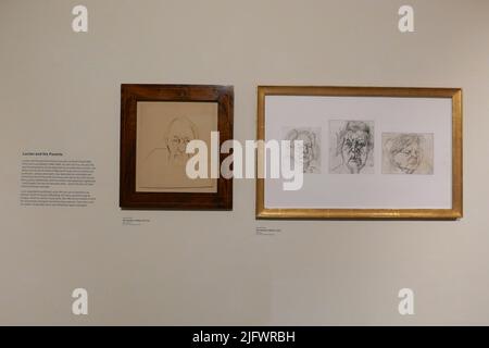 Le fils de Lucien Freud , Alex Boyt . en photo à côté de son portrait , Chef d'Ali peint par son père en 1999 .pour honorer ce qui aurait été l'année du centenaire du peintre britannique Lucian Freud le Musée Freud organise sa première exposition de l'œuvre du grand portraitiste. Le peintre et sa famille il présente des objets tirés de galeries et de collections privées , Les archives du Musée et la famille de Lucien Freud . Certains des objets n'ont jamais , ou rarement , été vus en public , l'exposition se déroule du 6 juillet au 29 janvier 2023 au Musée Freud ... Banque D'Images