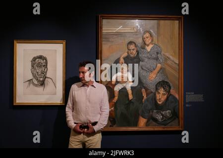 Le fils de Lucien Freud , Alex Boyt . en photo à côté de son portrait , Chef d'Ali peint par son père en 1999 .pour honorer ce qui aurait été l'année du centenaire du peintre britannique Lucian Freud le Musée Freud organise sa première exposition de l'œuvre du grand portraitiste. Le peintre et sa famille il présente des objets tirés de galeries et de collections privées , Les archives du Musée et la famille de Lucien Freud . Certains des objets n'ont jamais , ou rarement , été vus en public , l'exposition se déroule du 6 juillet au 29 janvier 2023 au Musée Freud ... Banque D'Images