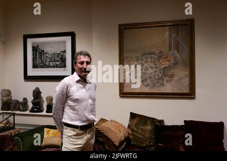 Le fils de Lucien Freud , Alex Boyt . en photo à côté de son portrait , Chef d'Ali peint par son père en 1999 .pour honorer ce qui aurait été l'année du centenaire du peintre britannique Lucian Freud le Musée Freud organise sa première exposition de l'œuvre du grand portraitiste. Le peintre et sa famille il présente des objets tirés de galeries et de collections privées , Les archives du Musée et la famille de Lucien Freud . Certains des objets n'ont jamais , ou rarement , été vus en public , l'exposition se déroule du 6 juillet au 29 janvier 2023 au Musée Freud ... Banque D'Images