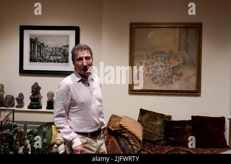 Le fils de Lucien Freud , Alex Boyt . en photo à côté de son portrait , Chef d'Ali peint par son père en 1999 .pour honorer ce qui aurait été l'année du centenaire du peintre britannique Lucian Freud le Musée Freud organise sa première exposition de l'œuvre du grand portraitiste. Le peintre et sa famille il présente des objets tirés de galeries et de collections privées , Les archives du Musée et la famille de Lucien Freud . Certains des objets n'ont jamais , ou rarement , été vus en public , l'exposition se déroule du 6 juillet au 29 janvier 2023 au Musée Freud ... Banque D'Images