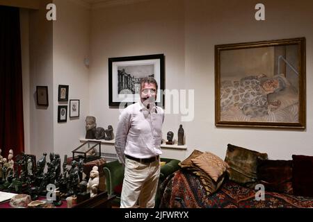 Le fils de Lucien Freud , Alex Boyt . en photo à côté de son portrait , Chef d'Ali peint par son père en 1999 .pour honorer ce qui aurait été l'année du centenaire du peintre britannique Lucian Freud le Musée Freud organise sa première exposition de l'œuvre du grand portraitiste. Le peintre et sa famille il présente des objets tirés de galeries et de collections privées , Les archives du Musée et la famille de Lucien Freud . Certains des objets n'ont jamais , ou rarement , été vus en public , l'exposition se déroule du 6 juillet au 29 janvier 2023 au Musée Freud ... Banque D'Images