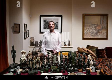 Le fils de Lucien Freud , Alex Boyt . en photo à côté de son portrait , Chef d'Ali peint par son père en 1999 .pour honorer ce qui aurait été l'année du centenaire du peintre britannique Lucian Freud le Musée Freud organise sa première exposition de l'œuvre du grand portraitiste. Le peintre et sa famille il présente des objets tirés de galeries et de collections privées , Les archives du Musée et la famille de Lucien Freud . Certains des objets n'ont jamais , ou rarement , été vus en public , l'exposition se déroule du 6 juillet au 29 janvier 2023 au Musée Freud ... Banque D'Images