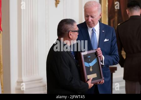 Washington, DC, 5 juillet 2022. Le président des États-Unis, Joe Biden, remet au fils de la Médaille d'honneur de la guerre du Vietnam décernée au sergent d'état-major Edward N. Kaneshiro à la Maison Blanche à Washington, DC, 5 juillet 2022. Crédit : Chris Kleponis/CNP/MediaPunch Banque D'Images