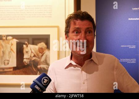 Le fils de Lucien Freud , Alex Boyt . en photo à côté de son portrait , Chef d'Ali peint par son père en 1999 .pour honorer ce qui aurait été l'année du centenaire du peintre britannique Lucian Freud le Musée Freud organise sa première exposition de l'œuvre du grand portraitiste. Le peintre et sa famille il présente des objets tirés de galeries et de collections privées , Les archives du Musée et la famille de Lucien Freud . Certains des objets n'ont jamais , ou rarement , été vus en public , l'exposition se déroule du 6 juillet au 29 janvier 2023 au Musée Freud ... Banque D'Images