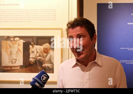 Le fils de Lucien Freud , Alex Boyt . en photo à côté de son portrait , Chef d'Ali peint par son père en 1999 .pour honorer ce qui aurait été l'année du centenaire du peintre britannique Lucian Freud le Musée Freud organise sa première exposition de l'œuvre du grand portraitiste. Le peintre et sa famille il présente des objets tirés de galeries et de collections privées , Les archives du Musée et la famille de Lucien Freud . Certains des objets n'ont jamais , ou rarement , été vus en public , l'exposition se déroule du 6 juillet au 29 janvier 2023 au Musée Freud ... Banque D'Images