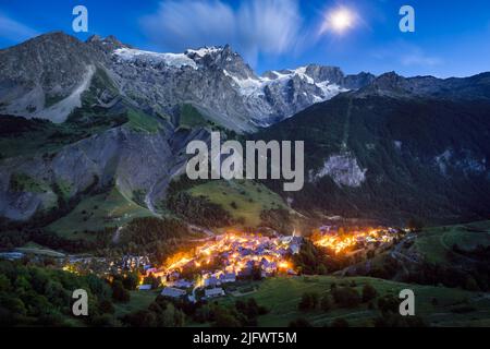 La grave village avec le pic de la Meije et les glaciers au crépuscule avec la lune. Parc national des Ecrins, Hautes-Alpes, Alpes françaises, France Banque D'Images