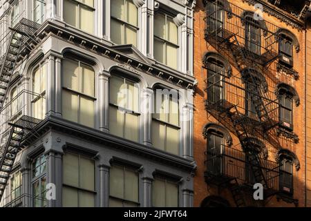 Façades de fonte et de briques des immeubles de Soho loft avec des évasions de feu au coucher du soleil. Quartier historique de Soho Cast Iron Building, Manhattan, New York Banque D'Images