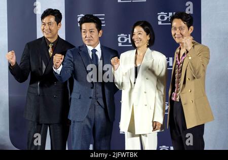 Séoul, Corée du Sud. 5th juillet 2022. (De gauche à droite) les acteurs sud-coréens Jung Woo-sung, Heo Sung-tae, l'actrice Jeon hye-jin, l'acteur et réalisateur Lee Jung-jae, posent pour des photos lors d'une conférence de presse pour promouvoir leur dernier film 'Hunt' à Séoul, en Corée du Sud sur 5 juillet 2022. Le film sera sorti dans le pays le 10 août. (Photo par: Lee Young-ho/Sipa USA) crédit: SIPA USA/Alay Live News Banque D'Images