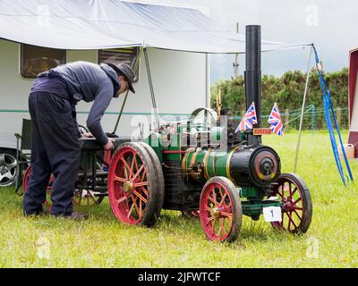 Homme présentant son modèle réduit de moteur de traction agricole Foster au Launceston Steam & Vintage Rally, Cornwall, Royaume-Uni Banque D'Images