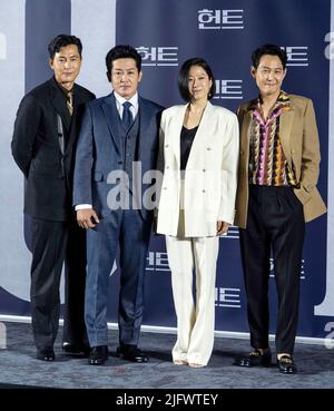 Séoul, Corée du Sud. 5th juillet 2022. (De gauche à droite) les acteurs sud-coréens Jung Woo-sung, Heo Sung-tae, l'actrice Jeon hye-jin, l'acteur et réalisateur Lee Jung-jae, posent pour des photos lors d'une conférence de presse pour promouvoir leur dernier film 'Hunt' à Séoul, en Corée du Sud sur 5 juillet 2022. Le film sera sorti dans le pays le 10 août. (Photo par: Lee Young-ho/Sipa USA) crédit: SIPA USA/Alay Live News Banque D'Images