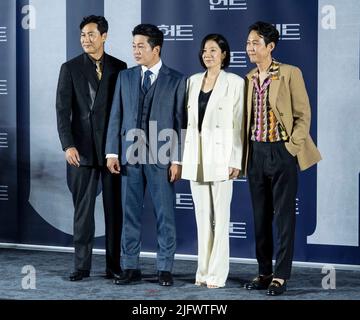 Séoul, Corée du Sud. 5th juillet 2022. (De gauche à droite) les acteurs sud-coréens Jung Woo-sung, Heo Sung-tae, l'actrice Jeon hye-jin, l'acteur et réalisateur Lee Jung-jae, posent pour des photos lors d'une conférence de presse pour promouvoir leur dernier film 'Hunt' à Séoul, en Corée du Sud sur 5 juillet 2022. Le film sera sorti dans le pays le 10 août. (Photo par: Lee Young-ho/Sipa USA) crédit: SIPA USA/Alay Live News Banque D'Images