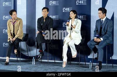 Séoul, Corée du Sud. 5th juillet 2022. (De gauche à droite) l'acteur et réalisateur sud-coréen Lee Jung-jae, les acteurs Jung Woo-sung, l'actrice Jeon hye-jin et Heo Sung-tae, posent pour des photos lors d'une conférence de presse pour promouvoir leur dernier film 'Hunt' à Séoul, en Corée du Sud, sur 5 juillet 2022. Le film sera sorti dans le pays le 10 août. (Photo par: Lee Young-ho/Sipa USA) crédit: SIPA USA/Alay Live News Banque D'Images