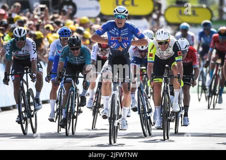 Calais, France - 5 juillet 2022, Belgique Jasper PHILIPSEN de l'équipe Alpecin-Deceuninck célèbre par erreur la victoire lors du Tour de France 2022, course cycliste 4, Dunkerque - Calais (171,5 km) sur 5 juillet 2022 à Calais, France - photo: Matthieu Mirville/DPPI/LiveMedia Banque D'Images