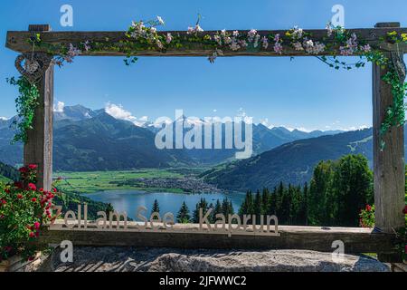 Vue panoramique sur le lac Zell am See et Kaprun à travers le cadre en bois, Zell am See, Autriche Banque D'Images