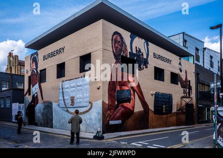 Dirty House Whitby Street Architects David Adjaye Associates. Des œuvres d'art de Burberry ornent la sale House. Burberry Publicité Banque D'Images