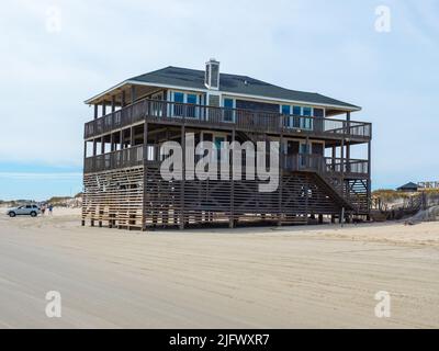 Maison de plage qui est assise directement sur la plage près de l'océan à Carova, Caroline du Nord Banque D'Images