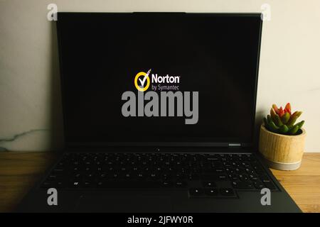 KONSKIE, POLOGNE - 05 juillet 2022 : logo Norton AntiVirus affiché sur l'écran de l'ordinateur portable Banque D'Images