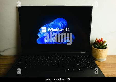 KONSKIE, POLOGNE - 05 juillet 2022 : logo du système d'exploitation Microsoft Windows 11 affiché sur l'écran de l'ordinateur portable Banque D'Images
