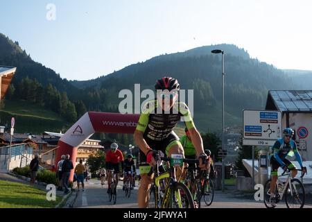 Arabba, Italie - 03 juillet 2022: Marathon de vélo de route aux Dolomites, Italie. Participants traversant le village Arabba Banque D'Images