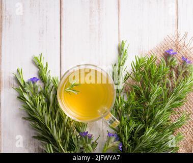 Thé au romarin sur une table en bois. Tisanes concept. ( Salvia rosmarinus thé ) Banque D'Images