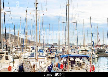 Yachts de luxe amarrés dans la marina, Italie Banque D'Images