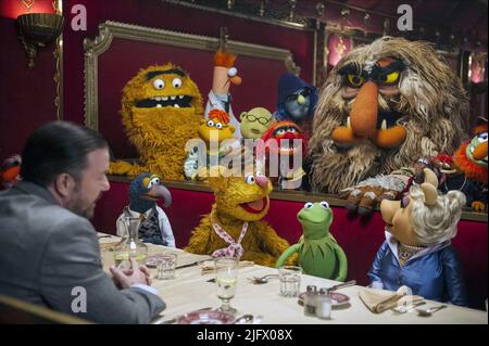 RICKY GERVAIS, l'OURS FOZZIE, GONZO, Kermit la grenouille, Miss Piggy, MUPPETS Most Wanted, 2014 Banque D'Images