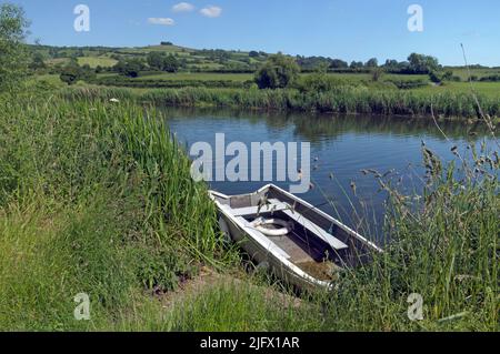 Petit bateau amarré sur la rivière Avon, Saltford près de Bristol, Scenes, juin 2022 Banque D'Images