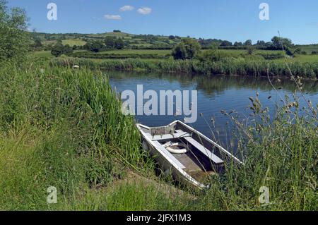 Petit bateau amarré sur la rivière Avon, Saltford près de Bristol, Scenes, juin 2022 Banque D'Images