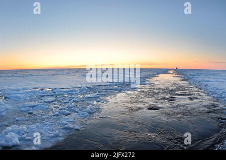 L'OCÉAN ARCTIQUE Ð le navire de la Garde côtière canadienne Louis S. St-Laurent s'approche du navire de la Garde côtière Healy dans l'océan Arctique. Les deux navires participent à une enquête pluriannuelle et multi-organismes sur l'Arctique qui aidera à définir le plateau continental de l'Arctique. Océan Arctique, septembre (2009) crédit : P.Kelley, USCG Banque D'Images