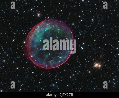 Une supernova dans le grand nuage Magellanique, qui se trouve à environ 160 000 années-lumière de la Terre. Cette image composite contient des données de l'Observatoire à rayons X Chandra de la NASA qui montrent des matériaux chauffés au centre d'une coquille générée par une explosion de supernova. Les données optiques de Hubble montrent le rebord rose éclatant, qui est le gaz ambiant choqué par l'onde de souffle de la supernova, ainsi que le champ d'étoiles environnant. Credit: X-ray: NASA/CXC/SAO/J.Hughes et al, Optical: NASA/ESA/Hubble Heritage Team (STSci/AURA) Banque D'Images