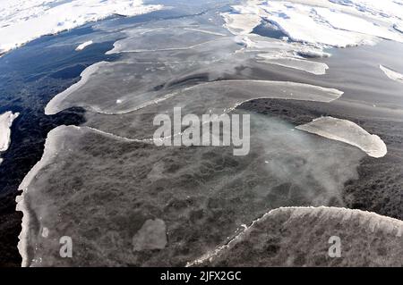 Glace fine. La glace est poussée à l'écart de la coque du couteau de la Garde côtière Healy. Océan Arctique, septembre (2009) crédit : P.Kelley, USCG Banque D'Images