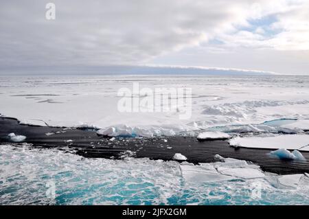 Eau bleue. Le navire de la Garde côtière canadienne Louis S. St-Laurent est doté d'un système mécanique qui crée des bulles qui s'élèvent à la surface et écarent la glace de la coque du navire. Il arrive également de faire couler l'eau dans une étonnante nuance de bleu. Océan Arctique, août (2009) crédit : P.Kelley, USCG Banque D'Images