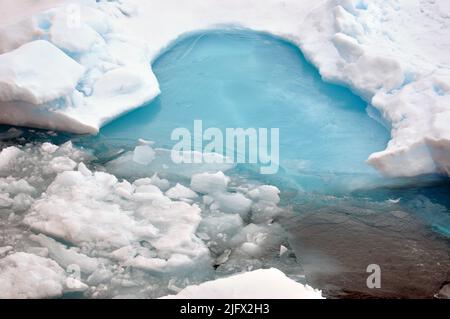 La glace est poussée à l'écart de la coque du couteau de la Garde côtière Healy. Océan Arctique, août (2009) crédit : P.Kelley, USCG Banque D'Images