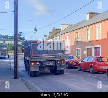 Bantry West Cork Ireland, mardi 5 juillet 2022; la route principale de Bantry, la N71, est fermée à la circulation la nuit pour faciliter la pose de nouvelles conduites d'eau principale et les travaux de resurfaçage à réaliser. Les fermetures, entre 7pm et 6am pendant 3 semaines, se terminant sur 25 juillet avec des dérivations en place. Credit ; ED/Alay Live News Banque D'Images