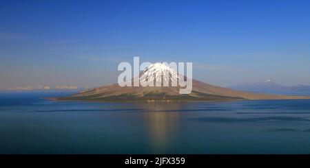 Volcan Augustine sur l'île Augustine, dans la partie inférieure de Cook Inlet, en Alaska. Le stratovolcan se compose d'un dôme central et d'un complexe d'écoulement de lave, entouré de débris pyroclastiques. Le littoral irrégulier de l'île Augustine est dû à l'effondrement catastrophique répété du dôme du sommet, formant des avalanches de débris le long des flancs et dans Cook Inlet. Au moins 11 avalanches se sont produites au cours des 2000 dernières années avec un intervalle de récurrence moyen d'environ 150-200 ans. Le volcan est appelé Utakineq à Alutiiq et Chu Nula à Tanaina. Crédit: P.Kelly / USGS Banque D'Images