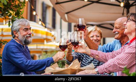 Groupe de personnes âgées manger et boire à l'extérieur Banque D'Images