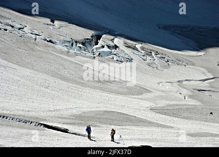 Le bord latéral du glacier Grinnell. Le glacier Grinnell, qui disparaît rapidement, se trouve au cœur du parc national des Glaciers, dans l'État du Montana aux États-Unis. Le glacier porte le nom de George Bird Grinnell, ancien restaurationniste et explorateur américain, qui était également un ardent défenseur de la création du parc national des Glaciers. Le glacier se trouve dans la chaîne de Lewis et repose sur le flanc nord du mont Gould à une altitude moyenne de 7000 pieds (2100 m), dans la région des nombreux glaciers du parc. Crédit : USGS Banque D'Images