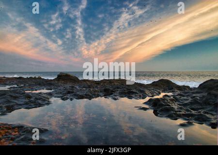 Vue panoramique sur une plage à marée basse avec sable ondulé au coucher du soleil Banque D'Images