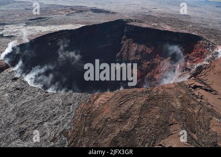 Volcan Kilauea, Hawaï. La vapeur subtile était visible à Puʻu ʻŌʻō pendant un survol de K?lauea sur 4 mars 2021. La vapeur est normalement visible car le ventÑwhich était actif pendant plus de 35 yearsÑcontinues pour refroidir, après l'effondrement de 2018 Puʻu ʻŌʻō. Les dépôts de téphra de couleur marron (à droite) proviennent des phases de fonderie élevées au début de l'éruption de Puʻu ʻŌʻō, alors que la lave gris argenté déborde (à gauche) plus tard, refait surface sur le côté de l'évent. Crédit K.Mulliken/USGS Banque D'Images